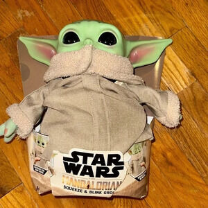 NWT star wars the mandalorian squeeze & blink grogu toy collector